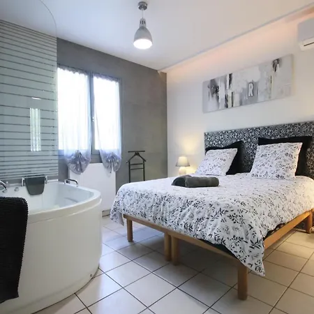 Magnifique Avec Piscine Chauffee Pres De La Citee Villa